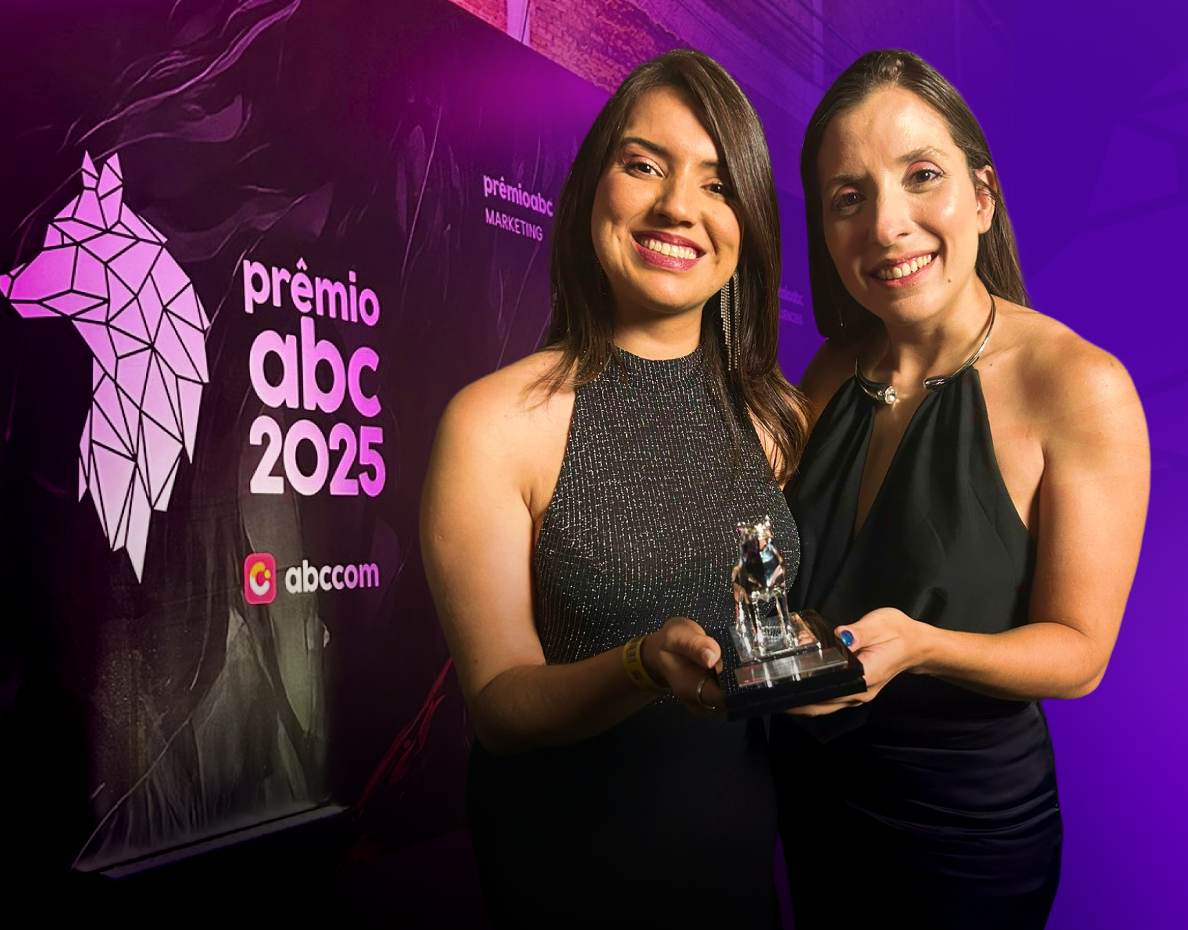 Equipe Komunikativa recebendo o Lobo de Prata no Prêmio ABC 2025